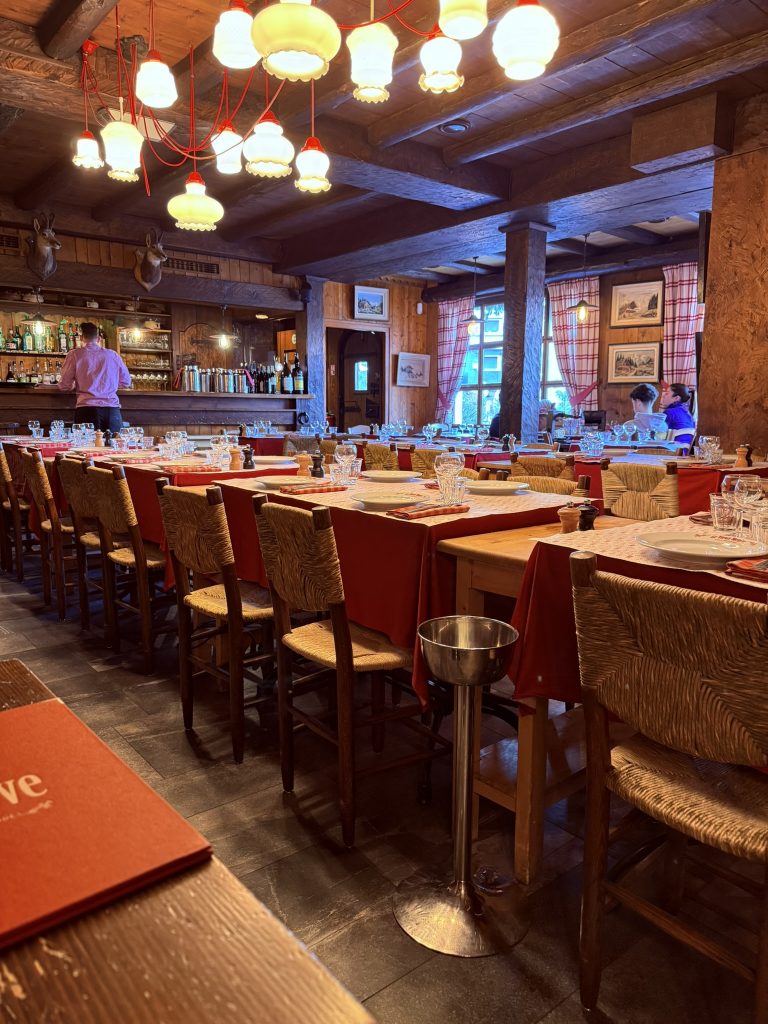 Interior del restaurante Le Vieux Megève en Megève, Francia, con ambiente cálido y decoración de estilo alpino.