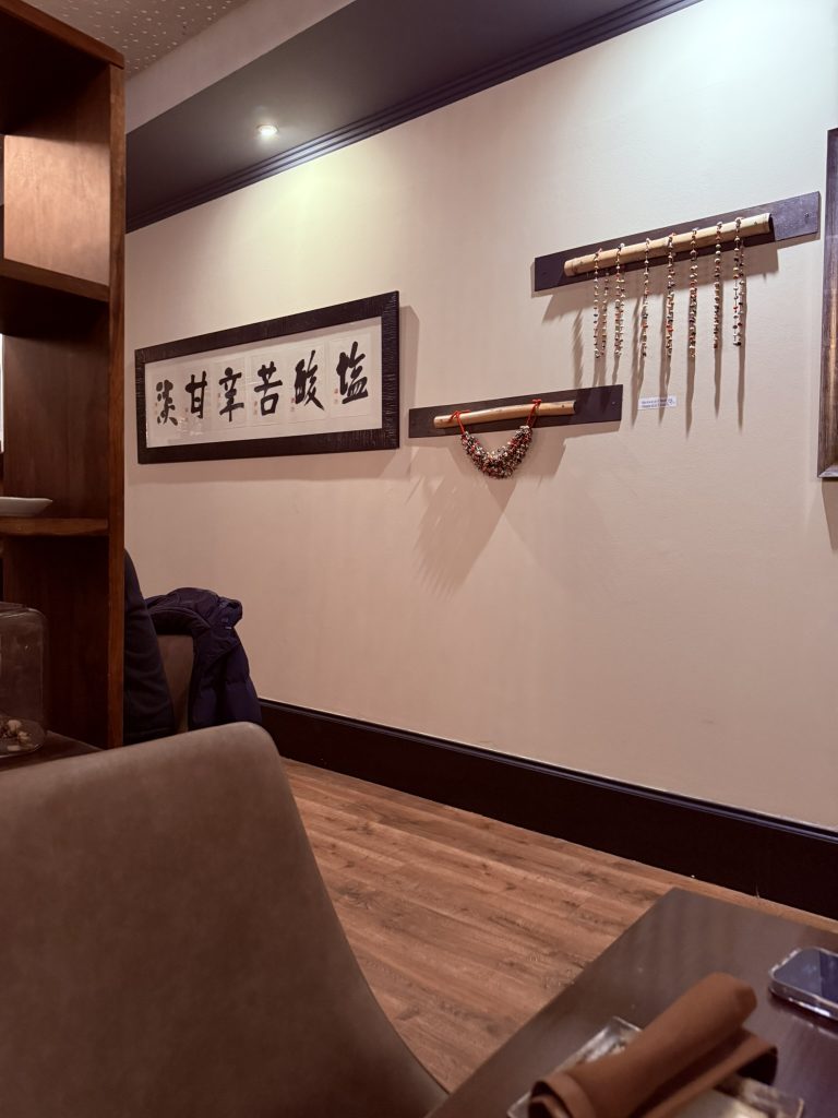 interior de Saiki foto José Cotino Vista del interior del Restaurante Saiki en Valencia, con decoración sencilla y ambiente íntimo.