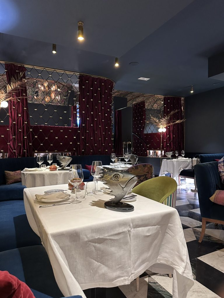 Vista del interior del restaurante Arahy en Madrid, con decoración elegante y ambiente sofisticado