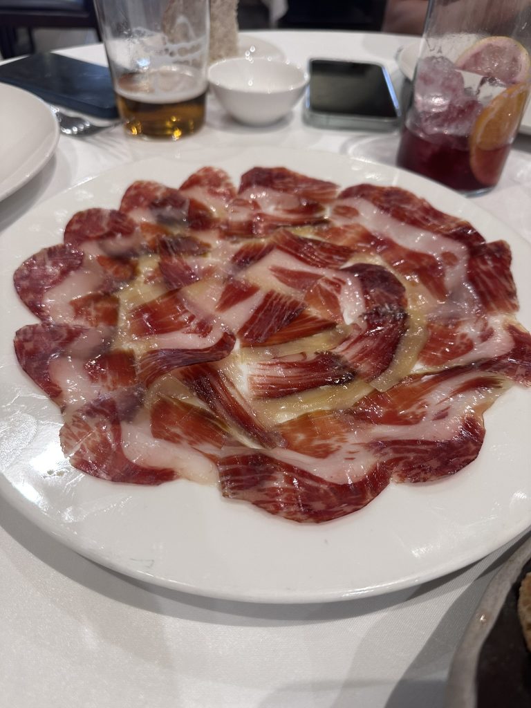 Plato de jamón ibérico de bellota cortado a mano servido en Restaurante El Pincelín, Almansa.