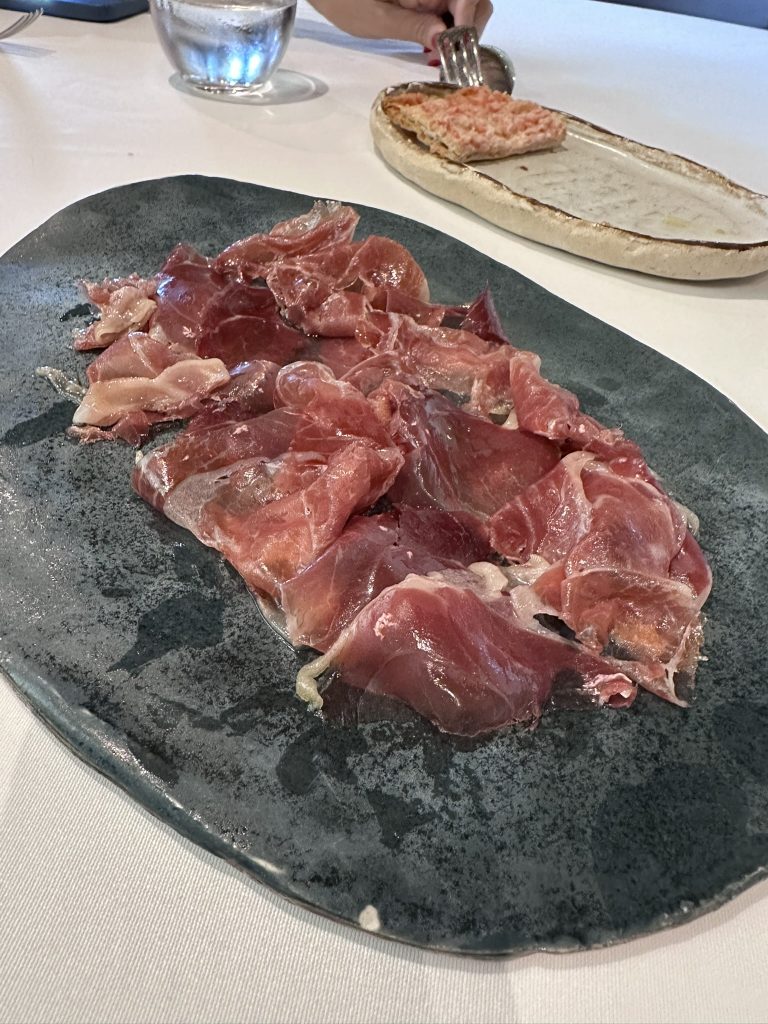 Plato de jamón ibérico de bellota acompañado de pan con tomate, servido en el restaurante Pahissa del Mas.