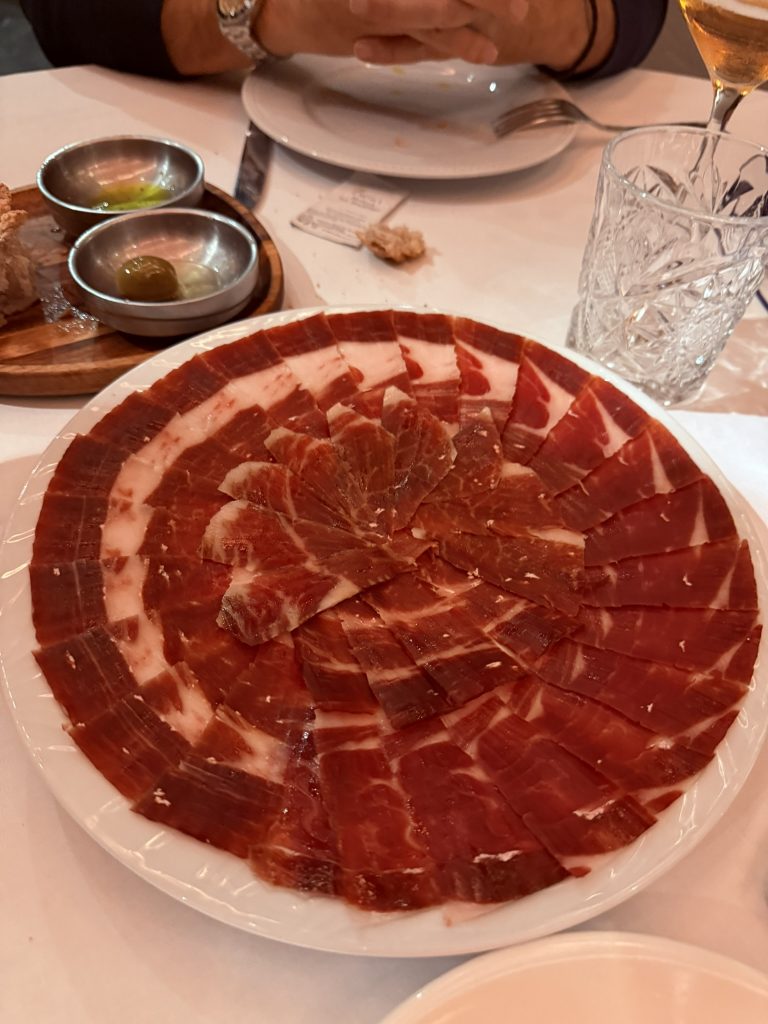 jamón de bellota foto José Cotino Ración de jamón de bellota cortado a cuchillo servido en La Casa de María, Sevilla