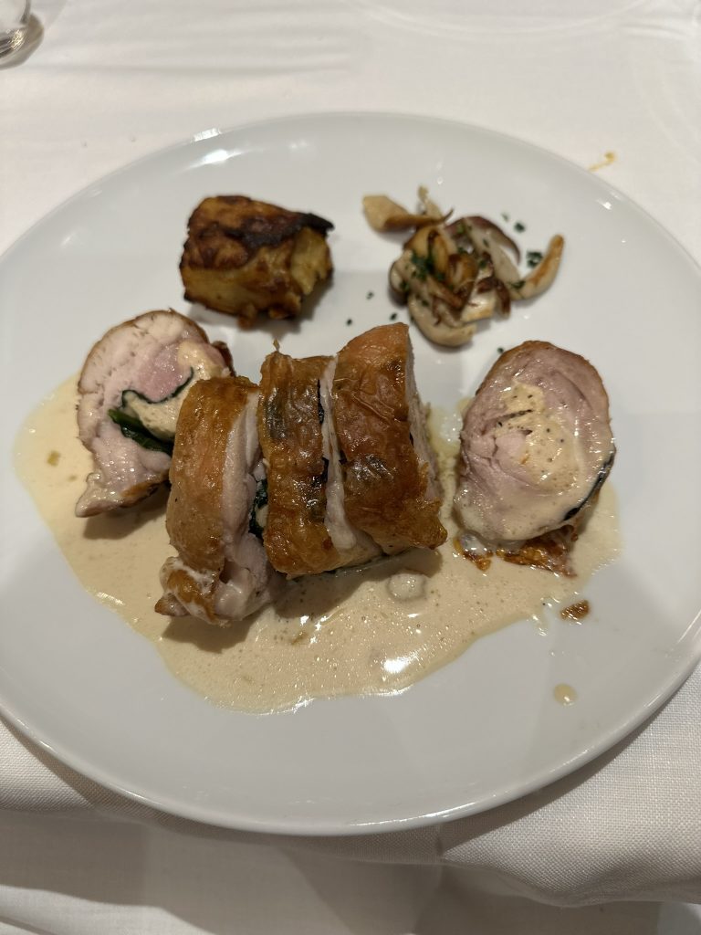 Un plato de jamoncito de pularda en demi-deuil relleno de foie-gras, gratin Dauphinois y perrechicos, una delicia de la cocina de montaña.