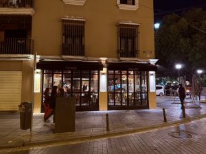 Fachada del restaurante La Casa de María vista desde la orilla del Guadalquivir en la calle Betis, Triana