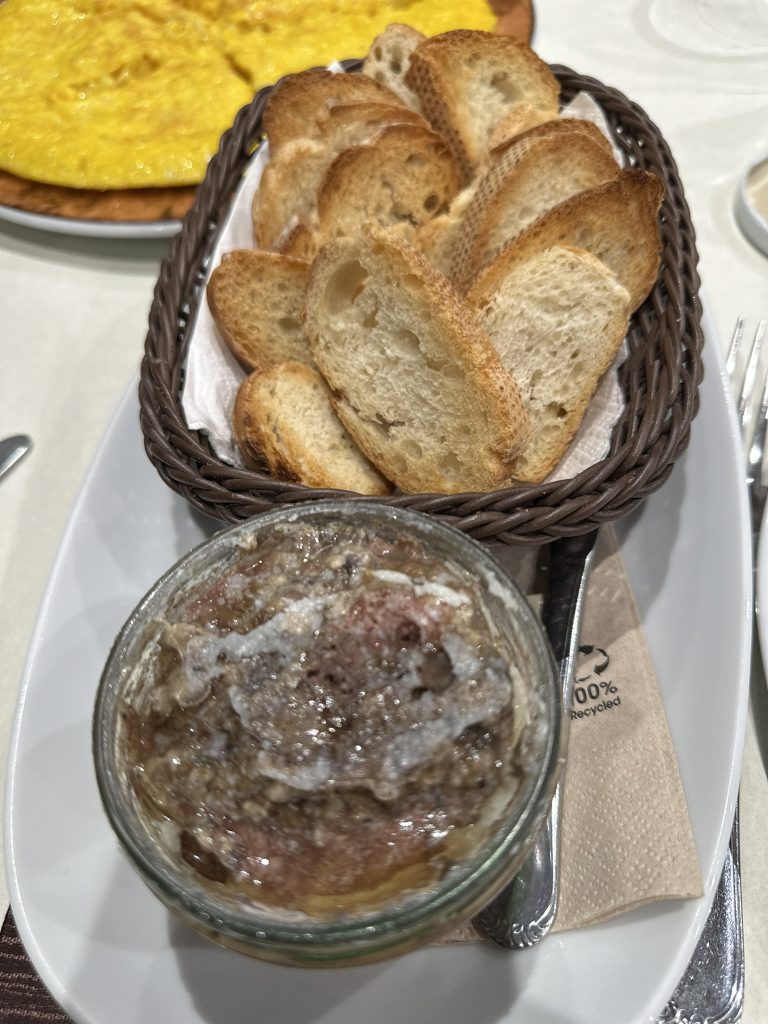 Terrina de paté de Casa Peru en Bagergue servida con rebanadas de pan tostado