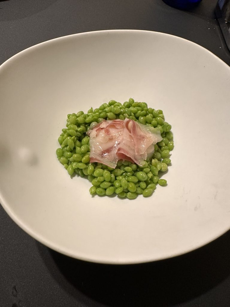 Plato de guisantes lágrima del Maresme con huevo en Informal VADEBO, Valencia, destacando su presentación elegante