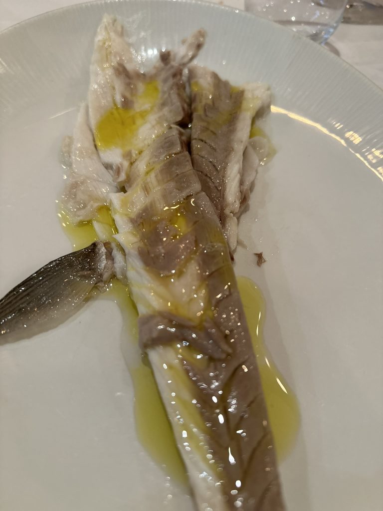 Lubina a la sal emplatada en Bocamada restaurante Valencia