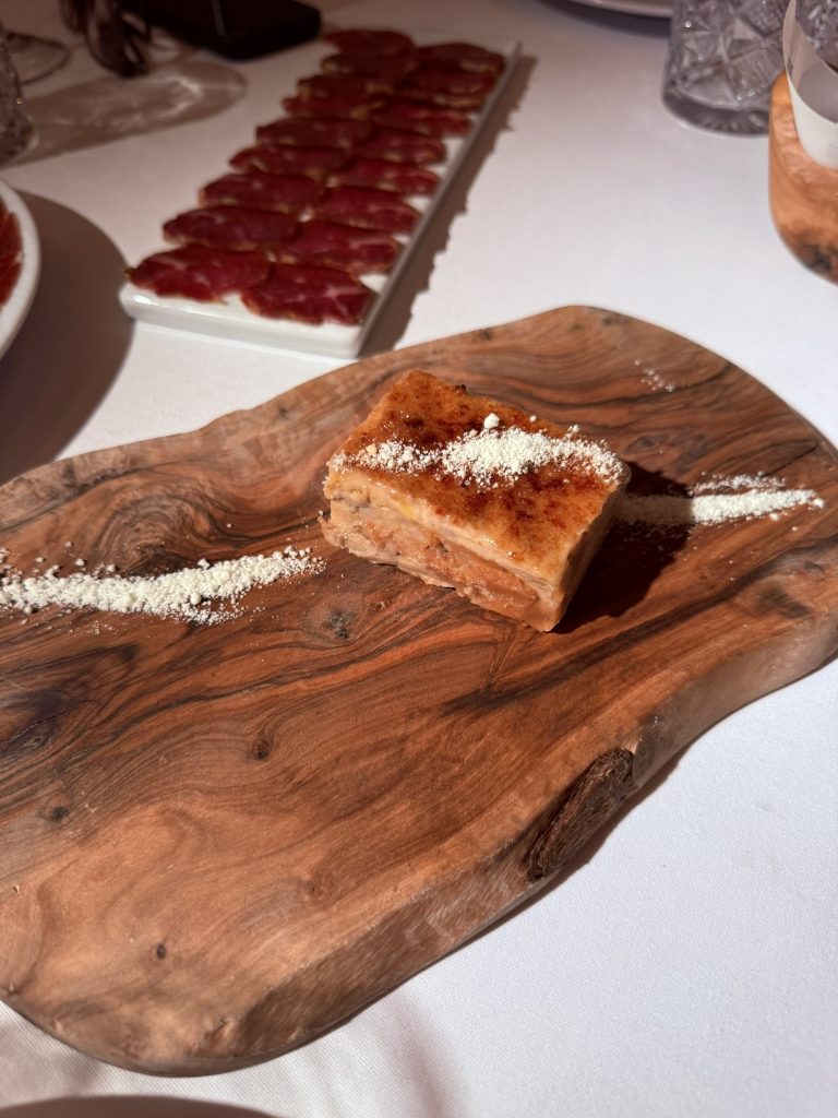 milhojas de foie y membrillo foto José Cotino Milhojas de foie y membrillo acompañada de nieve de queso de cabra, servida en La Casa de María