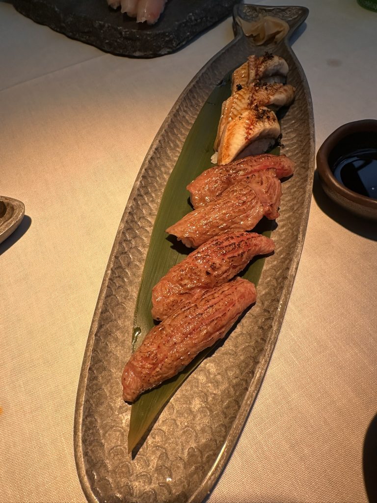 Nigiri de Wagyu y anguila en Amazónico Madrid, una combinación de sabores exquisitos.