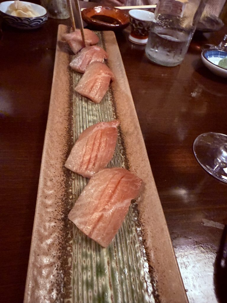 nigiri de toro foto José Cotino Nigiri de toro, la parte más grasa y apreciada del atún, servido en el Restaurante Japonés Saiki de Valencia.