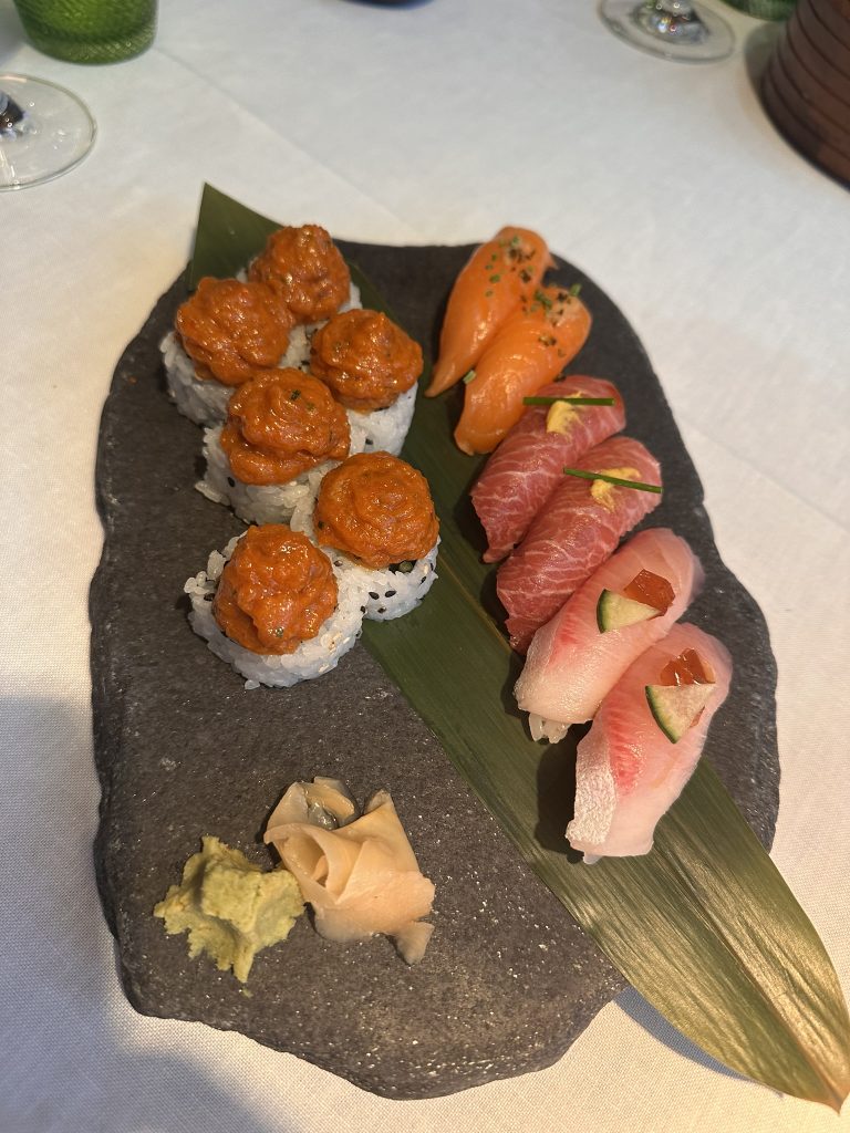 Nigiri fresco de atún, salmón y ventresca de atún (toro) en Amazónico Madrid.