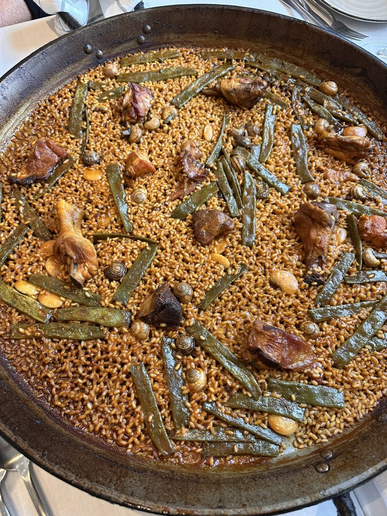 Paella Valenciana con pato, conejo, pollo y caracoles, cocinada en Restaurante Napicol, Alquería de Roca.