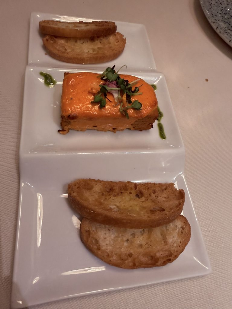 pastel de centollo gratinado Primer plano del pastel de centollo gratinado con piquillos servido en La Guisandera de Piñera, foto de José Cotino