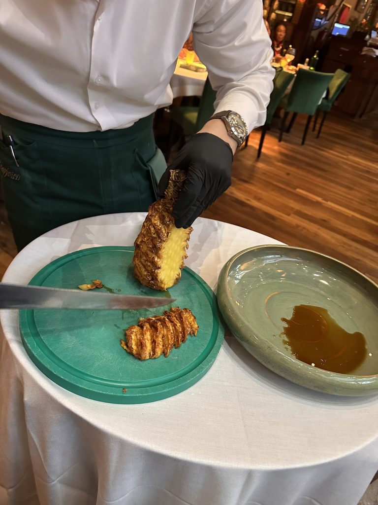 Piña Asada con Quimbolito Lojano y Helado de Coco en Amazónico Madrid, una combinación exótica de sabores.