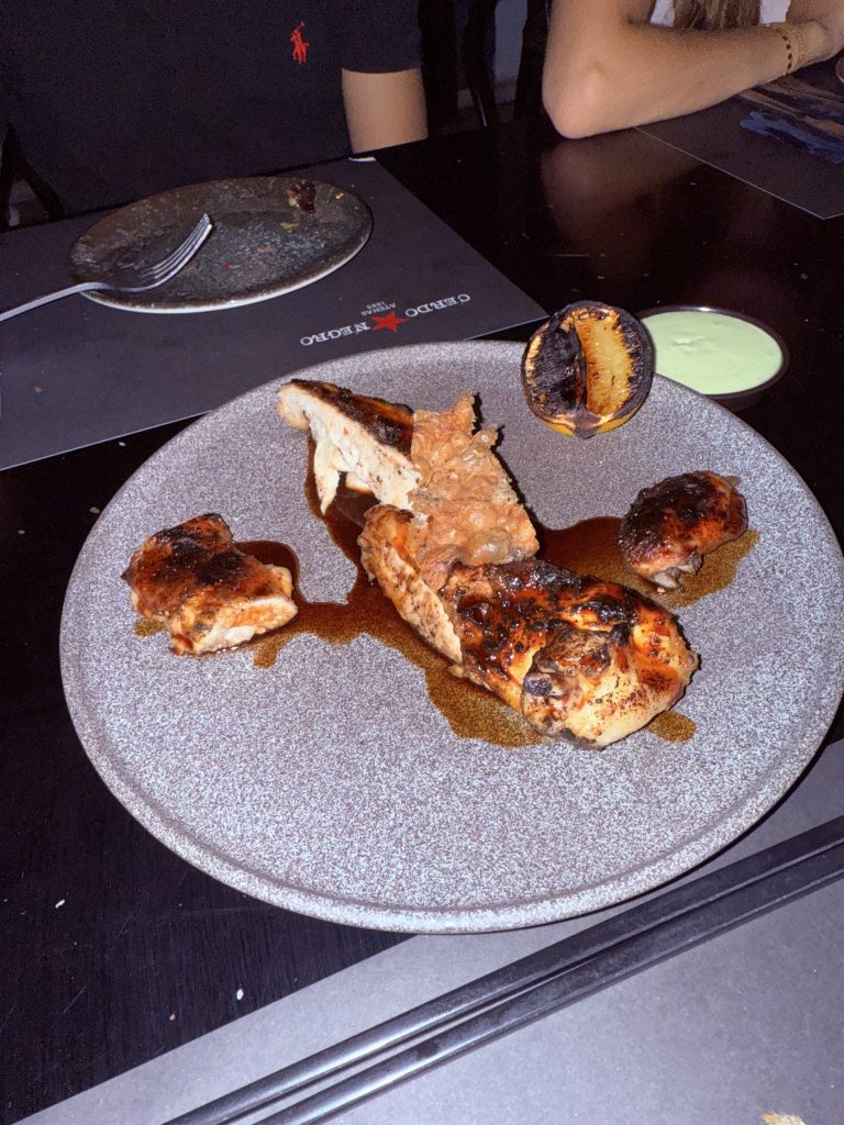 Plato de pollo marinado con jalapeños y limón marroquí servido en El Cerdo Negro 1985