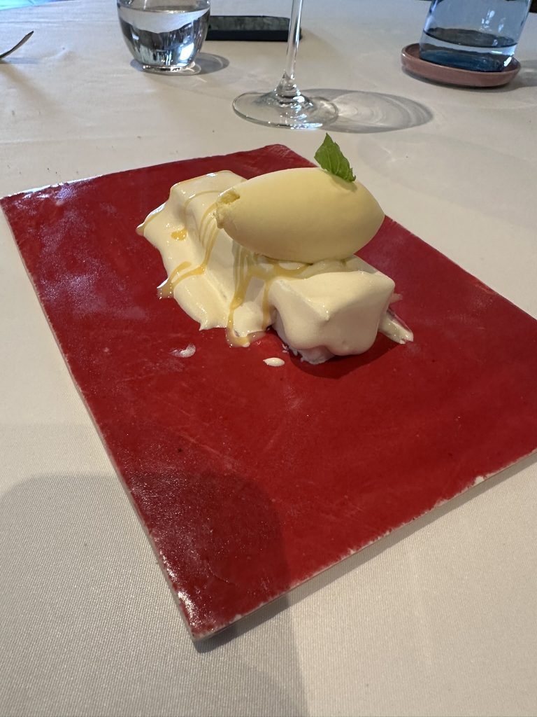 Postre de coco, fruta de la pasión y licor crema servido en Pahissa del Mas.