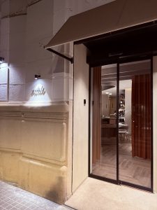 Entrada y puerta de Restaurante Sutil en Valencia, uno de los locales gastronómicos más interesantes de la ciudad