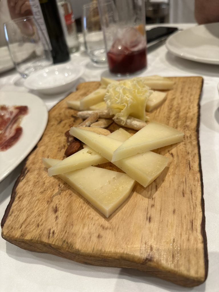 Tabla de queso manchego curado con Denominación de Origen La Mancha servida en Restaurante El Pincelín.