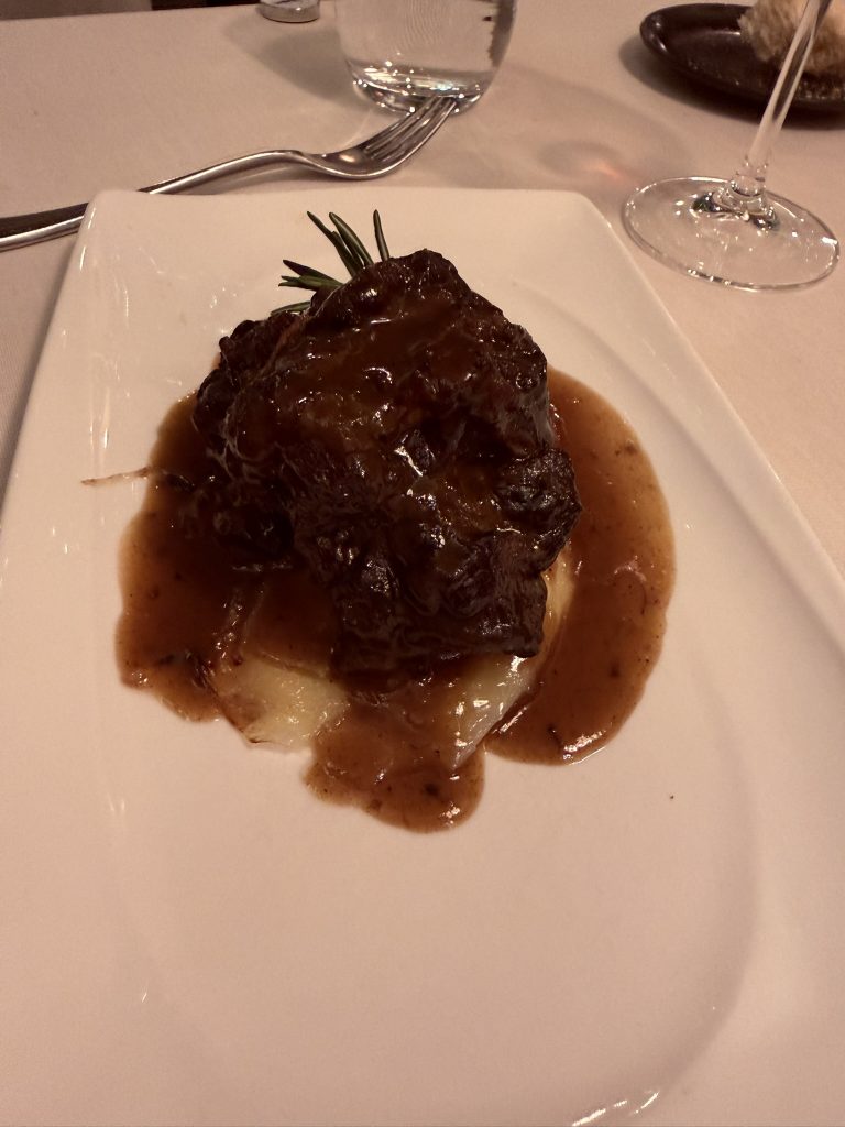 Rabo de toro cocinado a fuego lento Rabo de toro guisado al vino tinto con patata pisada servido en La Guisandera de Piñera, foto de José Cotino