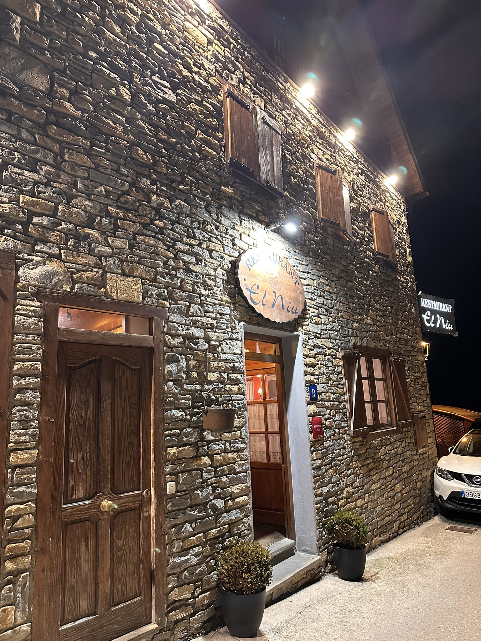 Restaurante El Niu Escunhau, vista exterior casa de piedra tradicional Valle de Aran