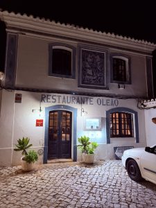Entrada principal del Restaurante Oleão en el pintoresco pueblo de Porches, Portugal