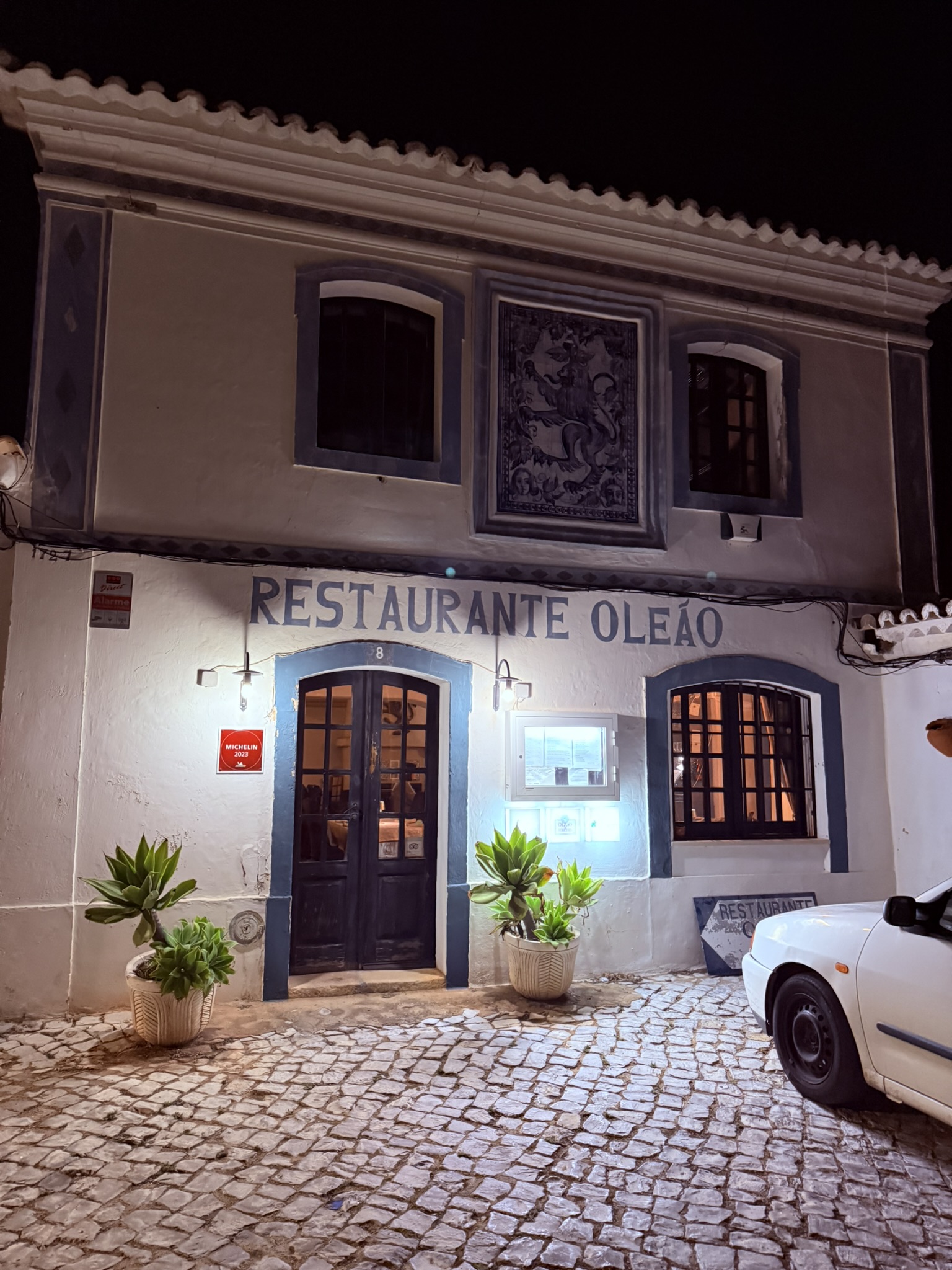 Entrada principal del Restaurante Oleão en el pintoresco pueblo de Porches, Portugal