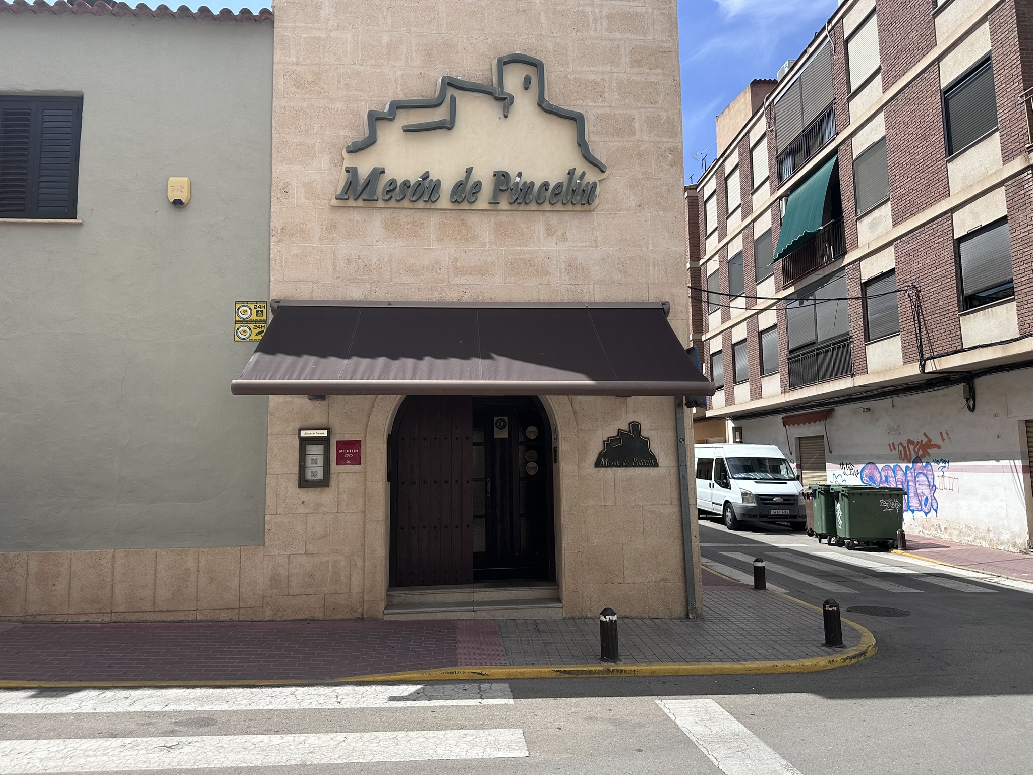 Entrada principal del Mesón El Pincelín, con su fachada tradicional en el centro de Almansa.
