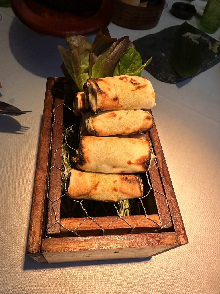 Crujientes Rollitos al Tandoor con especias exóticas en Amazónico Madrid.
