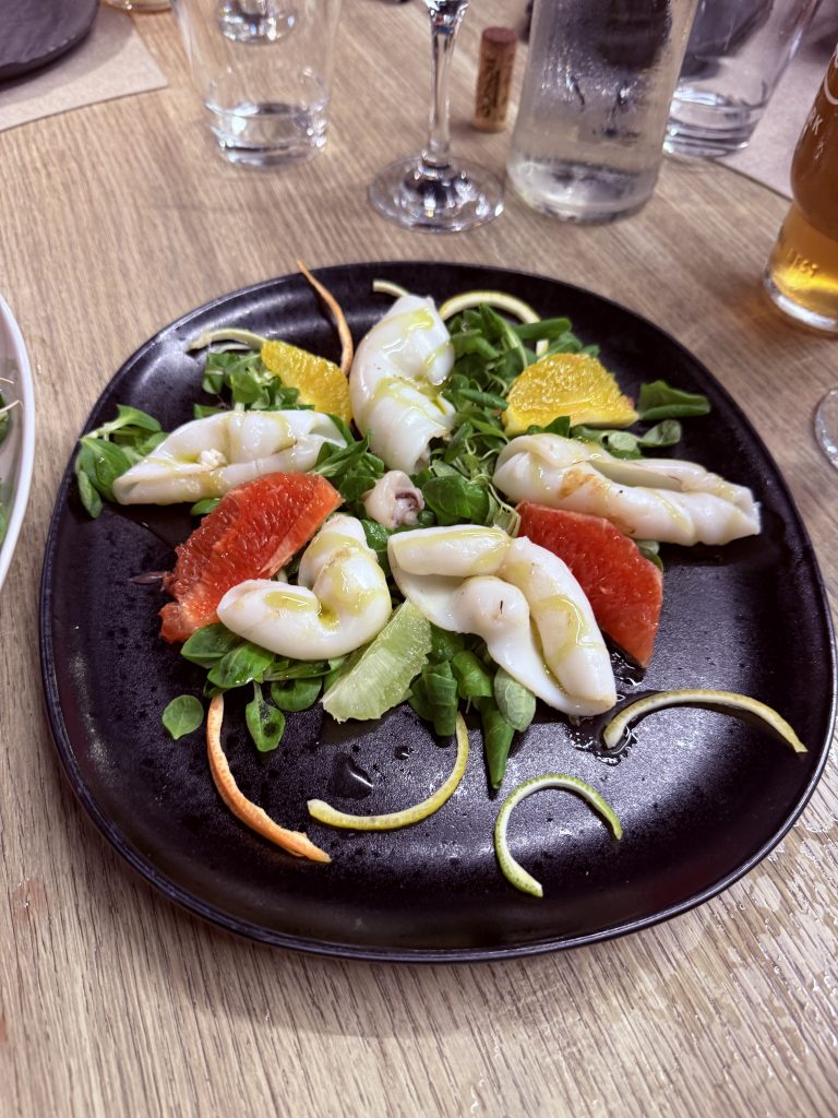 Sepias a la juliana en salsa, plato tradicional del restaurante L'Angolino en Riccione