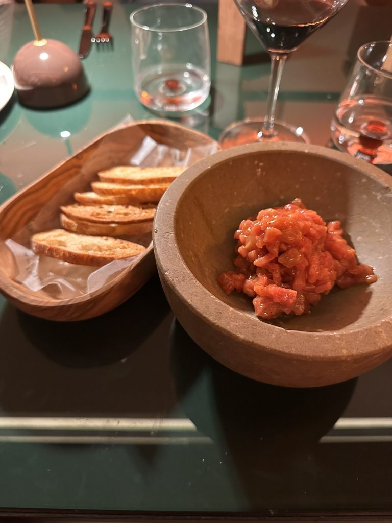 José Cotino Escrivá prueba el steak tartar en Hincha Exquisito steak tartar en Hincha