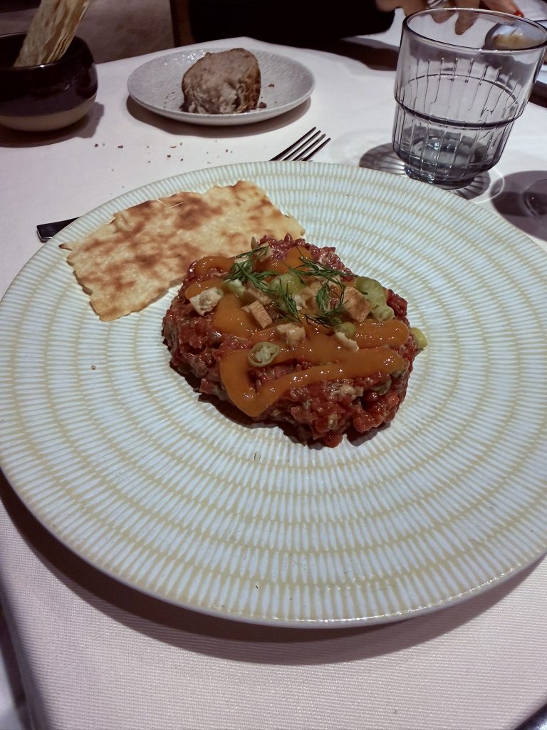 Steak tartar de vaca gallega por Jose Cotino Steak tartar de vaca gallega con emulsión de yema y encurtidos en el restaurante Habitual