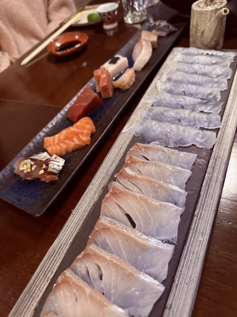 selección de sashimi foto Jose Cotino Plato variado de sashimi con toro, atún rojo, salmón, vieira, pez mantequilla, pescado blanco madurado y usuzukuri con ponzu, servido en el Restaurante Japonés Saiki de Valencia.