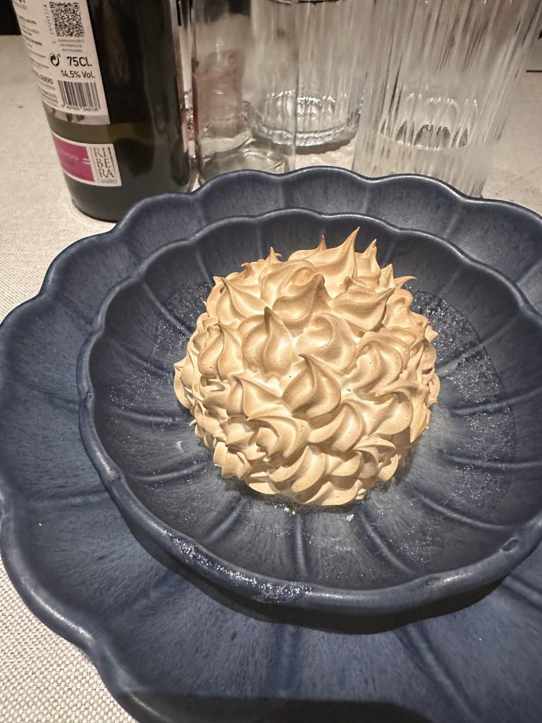 Tarta de limón con merengue dorado y picos suaves, mostrando la textura del merengue y el relleno de limón