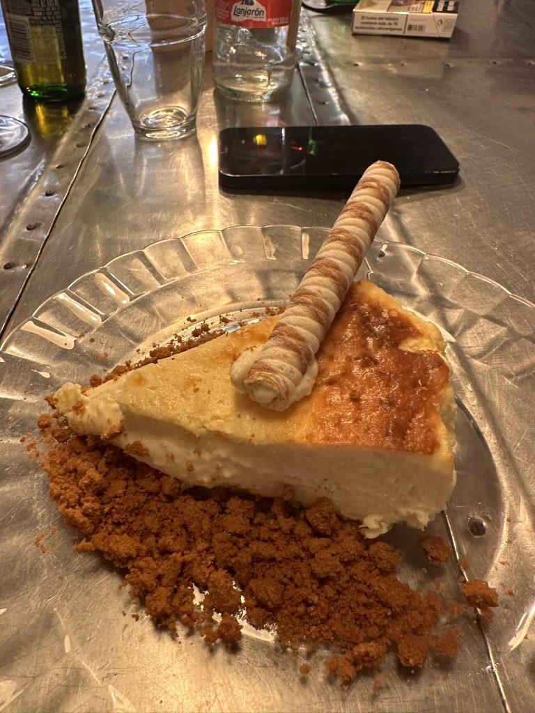 Tarta de queso homenaje a 'La Viña' con streusel de lotus, postre dulce y con texturas