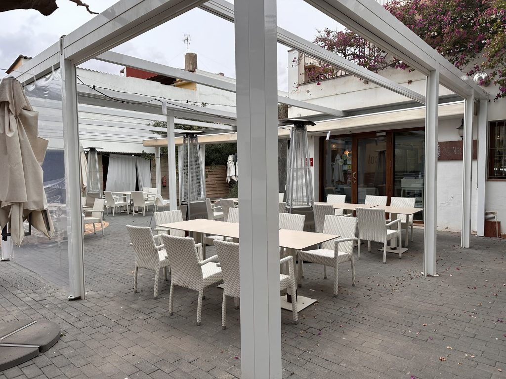 Terraza restaurante Napicol con mesas preparadas para los comensales.