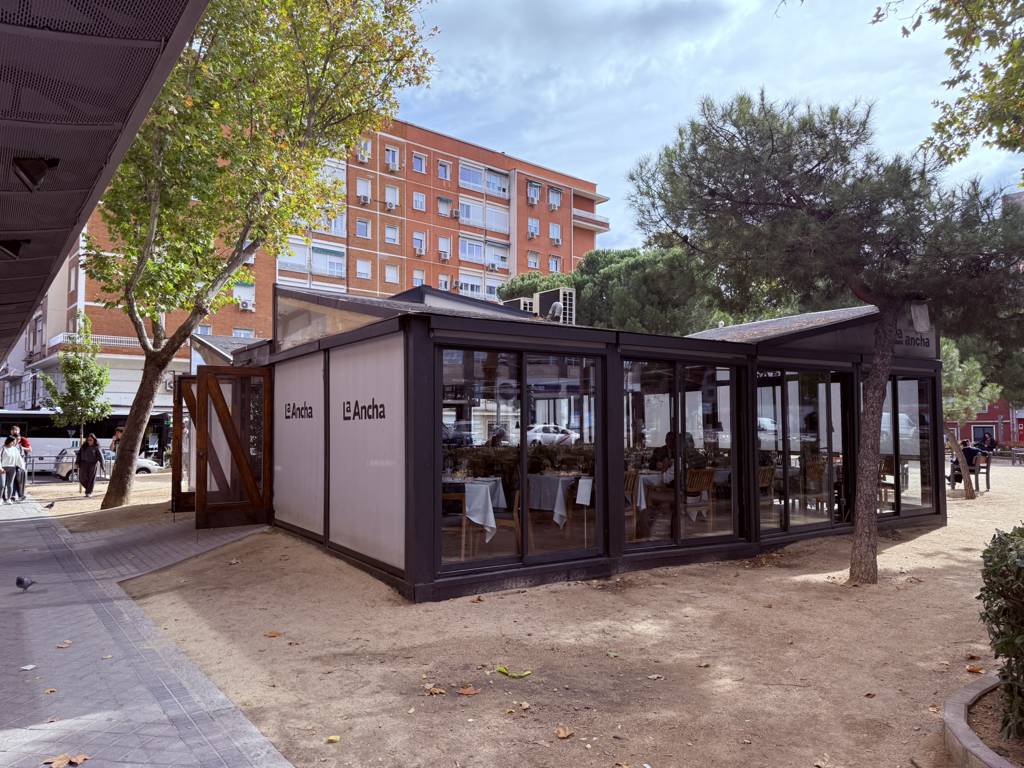 Vista de la terraza del Restaurante La Ancha en Madrid, ubicada en Príncipe de Vergara 204, Chamartín