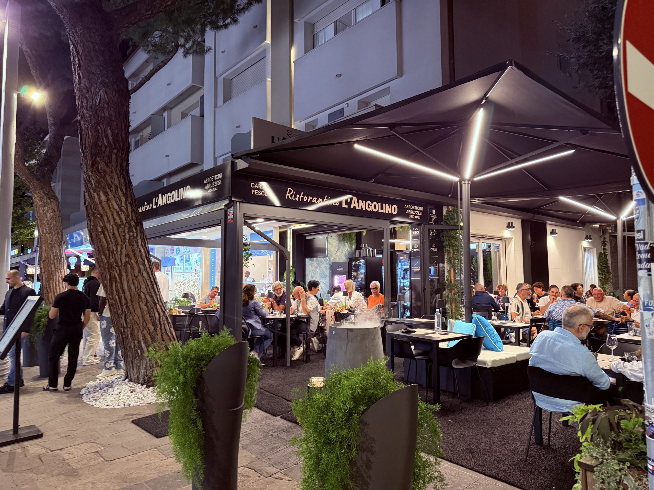 Vista exterior del restaurante L'Angolino con su terraza en Viale Dante, Riccione, Italia