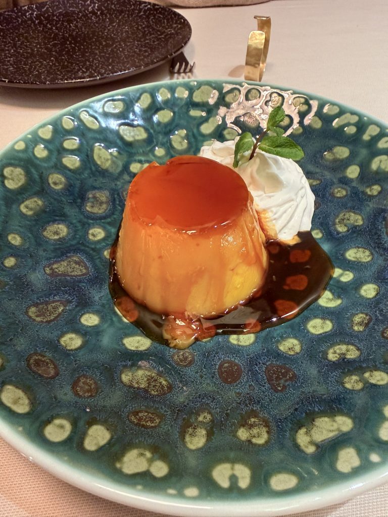 Postre de tocinillo de cielo acompañado de chantilly en La Guisandera de Piñera, foto de José Cotino