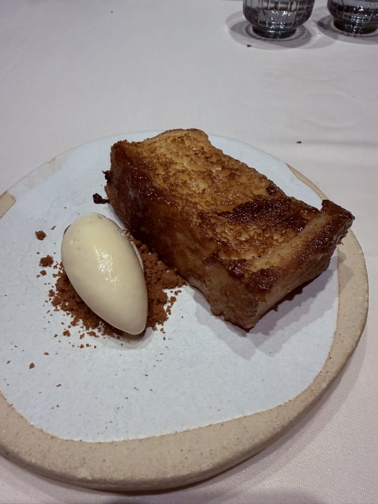 Torrija caramelizada con helado Torrija caramelizada con helado de mantecado servida en el restaurante Habitual de Valencia
