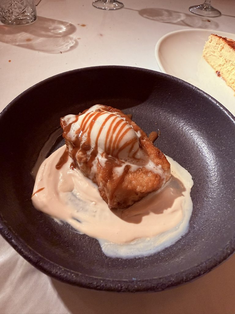 torrija de pan brioche foto José Cotino Torrija de pan brioche caramelizada con crema de queso mascarpone, café y helado de leche merengada servida en La Casa de María