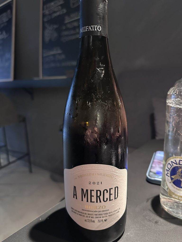 Botella de vino tinto A Merced 2021