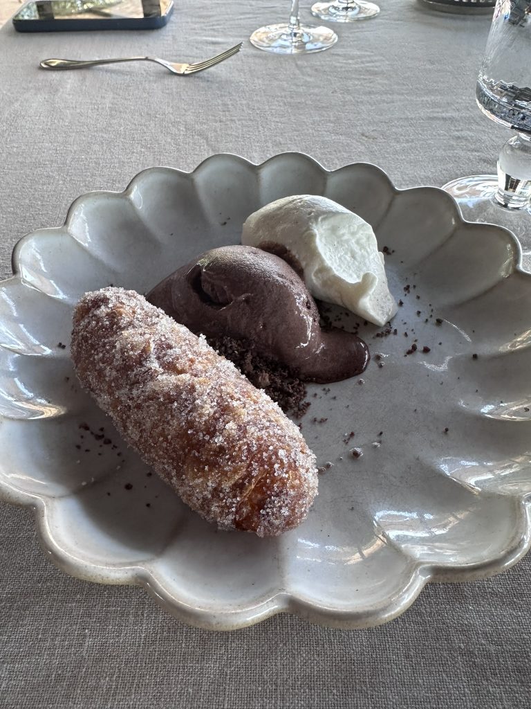 Xuixo de Girona relleno de manzana caramelizada con helado de chocolate con leche en el Restaurante Mas de Torrent, Girona