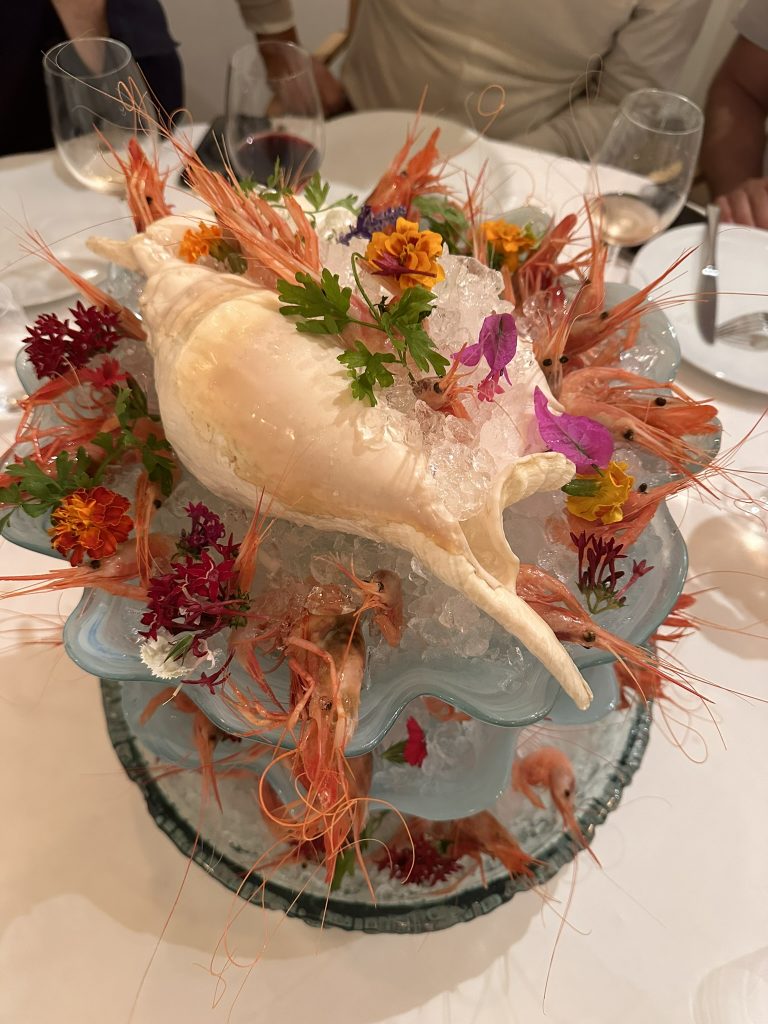 Fuente de marisco fresco con quisquillas de Dénia, gambas, cigalas en Bocamada Valencia