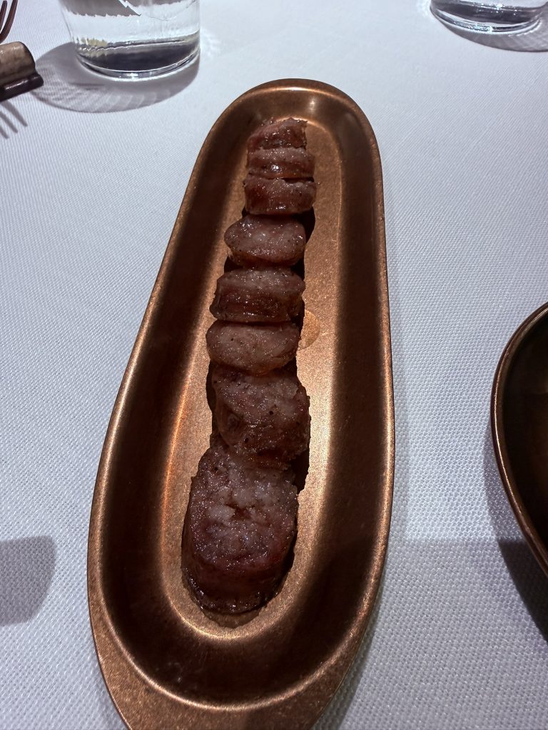 Longaniza de Ontinyent cortada en rodajas como aperitivo en Restaurante Sutil de Valencia, foto de José Cotino Escrivá