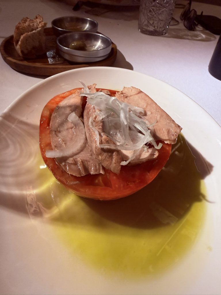 tomate de temporada foto José Cotino Plato de tomate con ventresca de atún, cebolleta y aceite de oliva virgen extra servido en La Casa de María