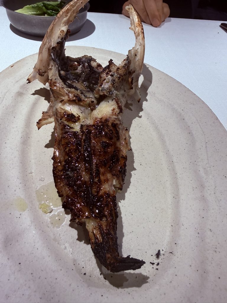 Rape a la brasa servido en Restaurante Sutil de Valencia con presentación cuidada