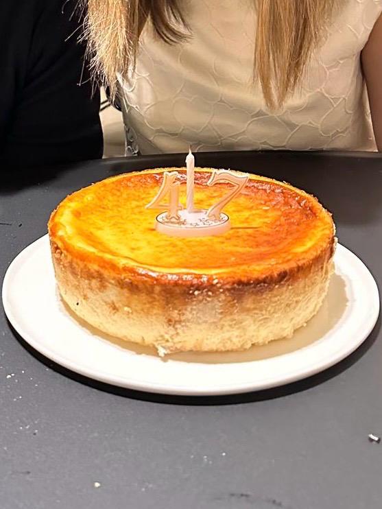 Tarta de queso cremosa de Informal VADEBO, Valencia, destacando su textura suave y sabor equilibrado.